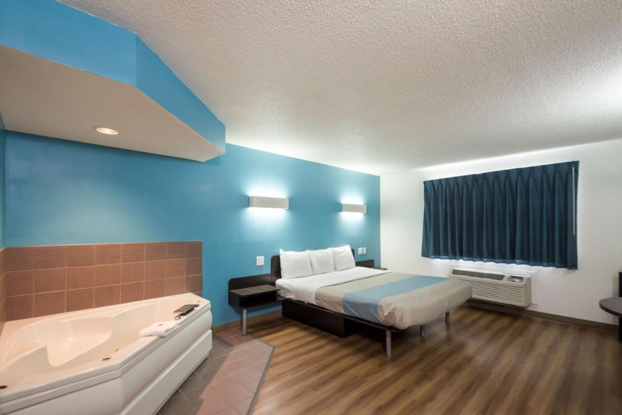 Hotel 6-rothschild, Wi
