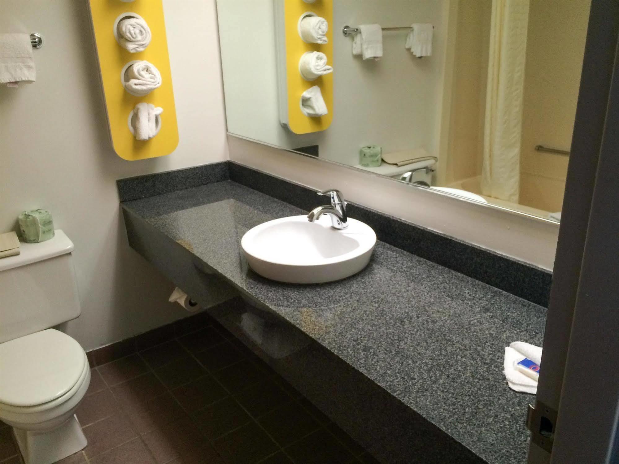 Hotel 6-rothschild, Wi