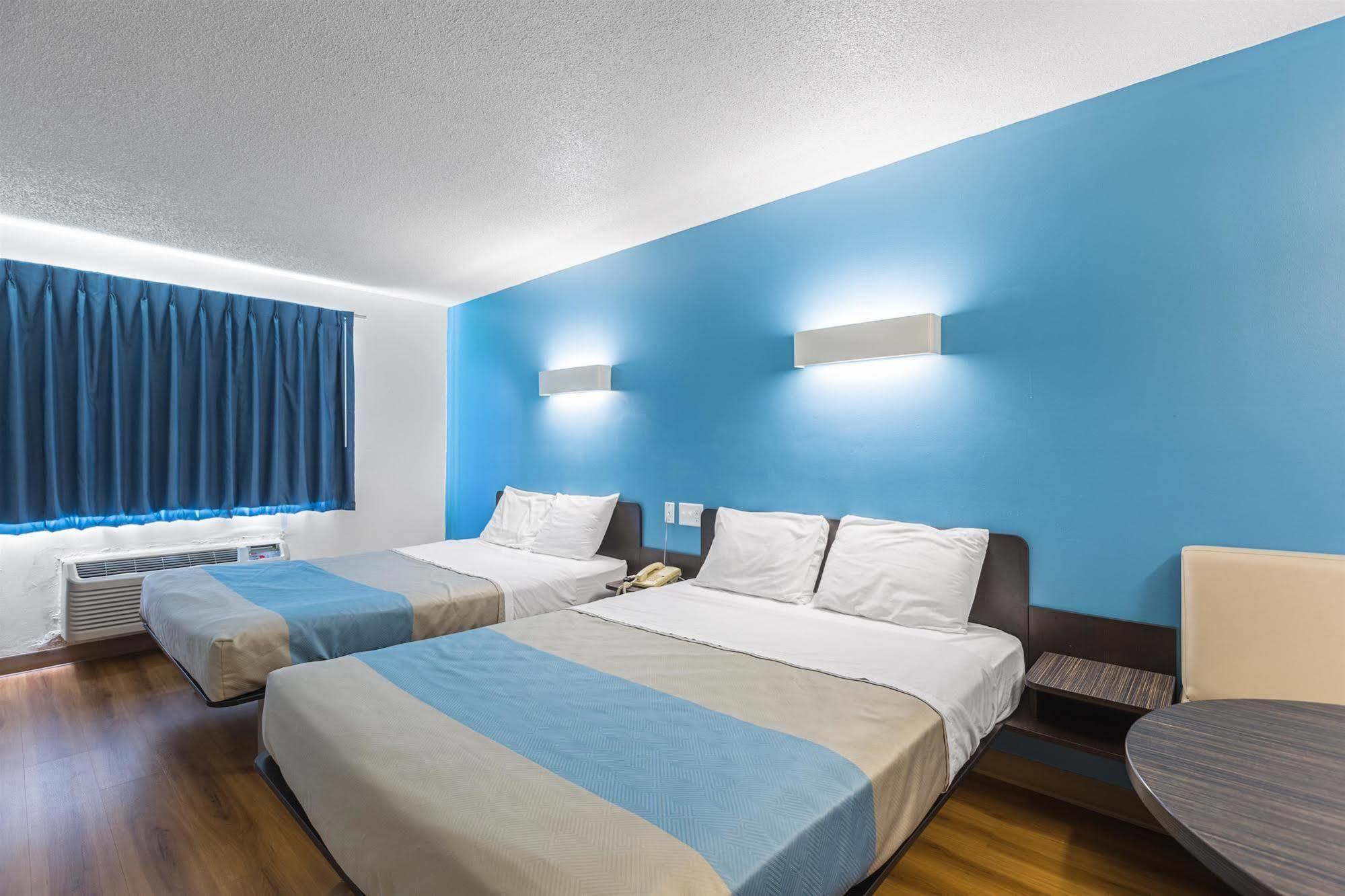 Hotel 6-rothschild, Wi 2*