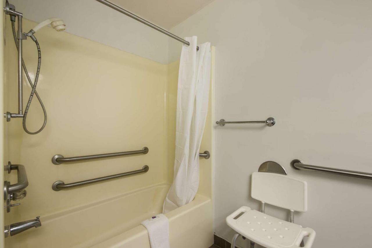 Hotel 6-rothschild, Wi Rothschild