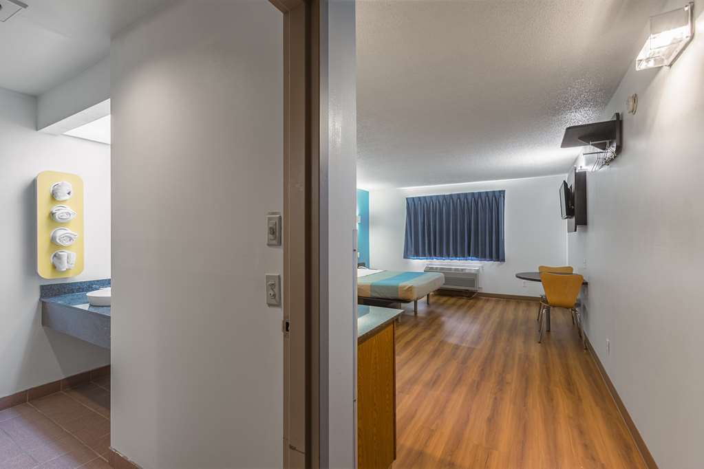 Hotel 6-rothschild, Wi