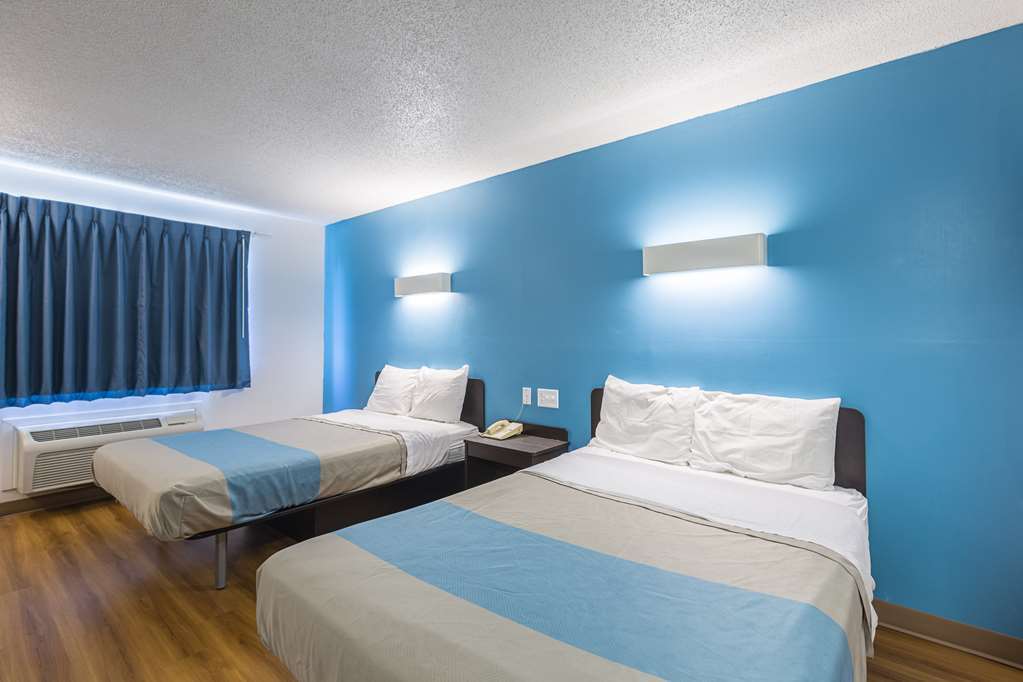 Hotel 6-rothschild, Wi